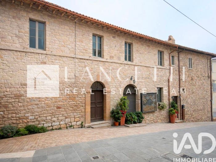 Casa quadrilocale in vendita in Via Eugenio Brizzi, Centro Storico, Assisi