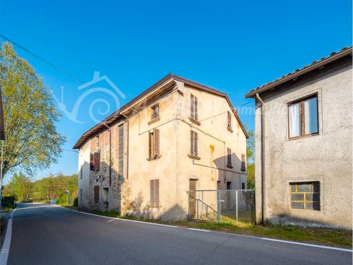Casa con 5 locali in vendita in strada Val Sporzana, Fornovo di Taro