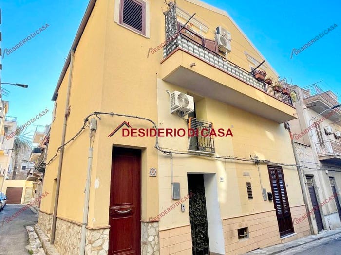 Appartamento con 6 locali in vendita in Via Ciro Scianna, Centro, Bagheria