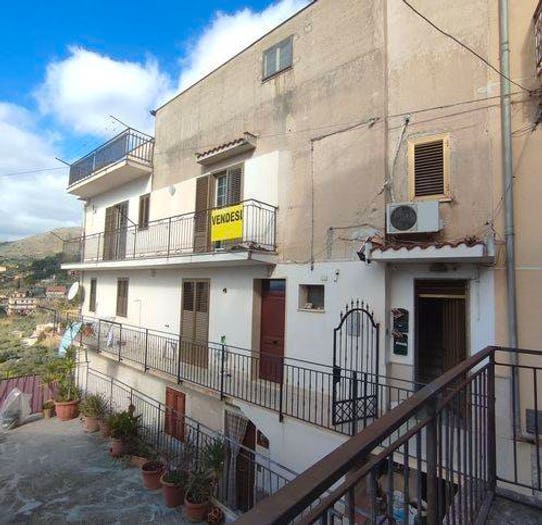 Appartamento con 6 locali in vendita in Via Domenico Pizzurro, Montelepre