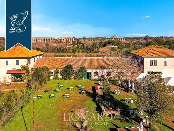 Casa con 6 locali in vendita in Arco di Travertino, Roma