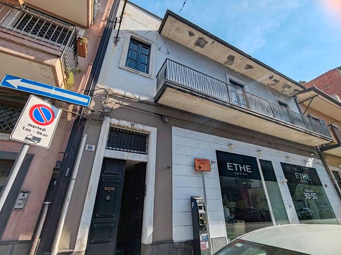 Appartamento con 6 locali in vendita in Via Emanuele Bellia, Paternò
