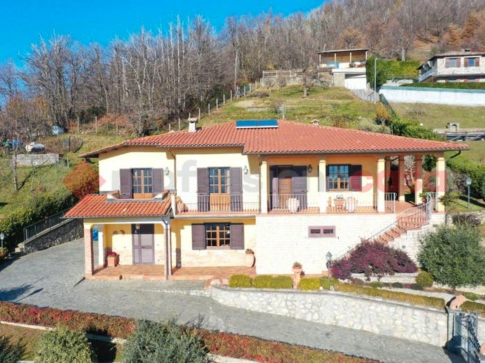 Casa con 6 locali in vendita in Località Botelletta sn, Centro, Villa Collemandina