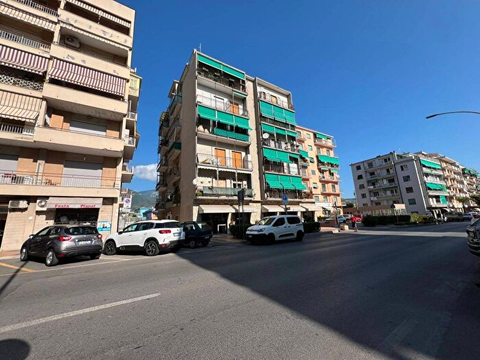 Appartamento quadrilocale in vendita in Via Aurelia, Centro, Loano