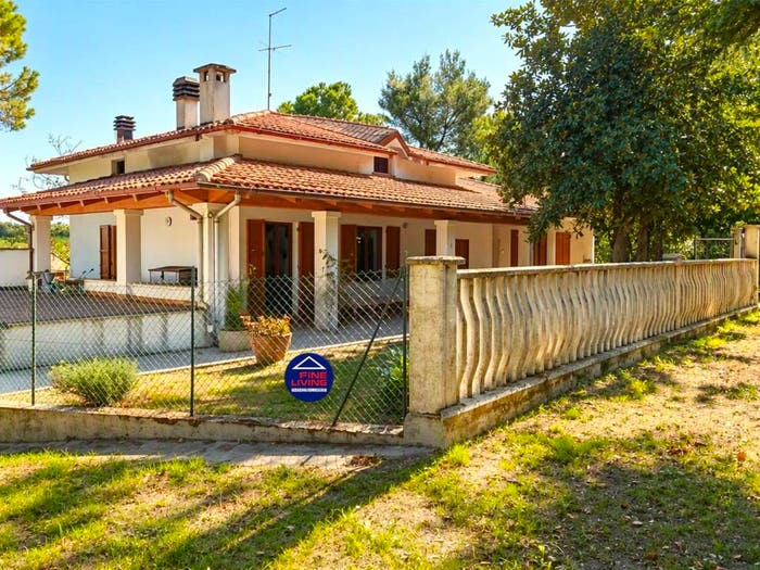 Casa con 6 locali in vendita in Via Brasco, Vallefoglia