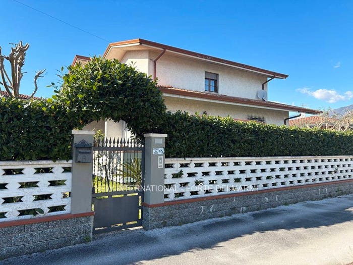 Casa con 6 locali in vendita in Via Arezzo, Marina di Massa Centro, Massa