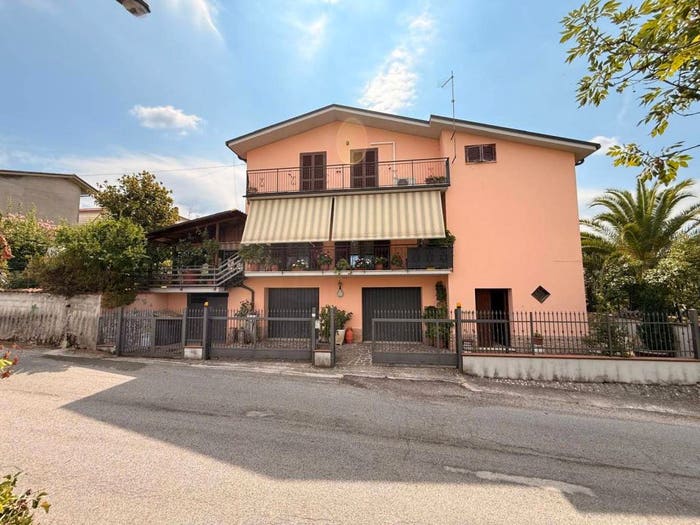 Casa con 6 locali in vendita in via I maggio, Cantalice