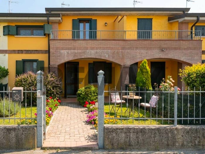 Casa quadrilocale in vendita in Via Divisione Acqui, Bozzolo
