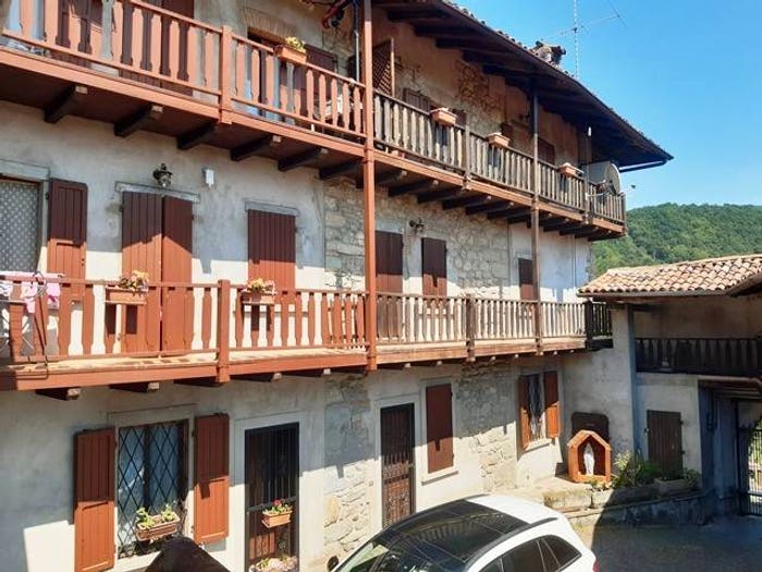 Casa con 6 locali in vendita in Caprino Bergamasco