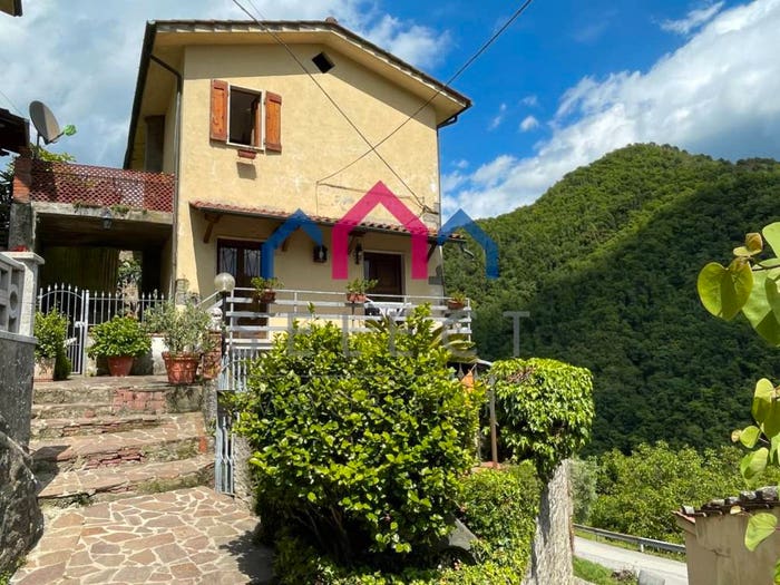 Casa con 5 locali in vendita in Centro, Villa Basilica