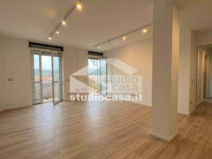 Appartamento trilocale in vendita in via Cadorna, Centro, Carugo