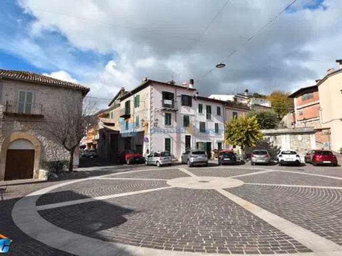 Appartamento trilocale in vendita in Piazza Della Peschiera No Number, Vivaro Romano