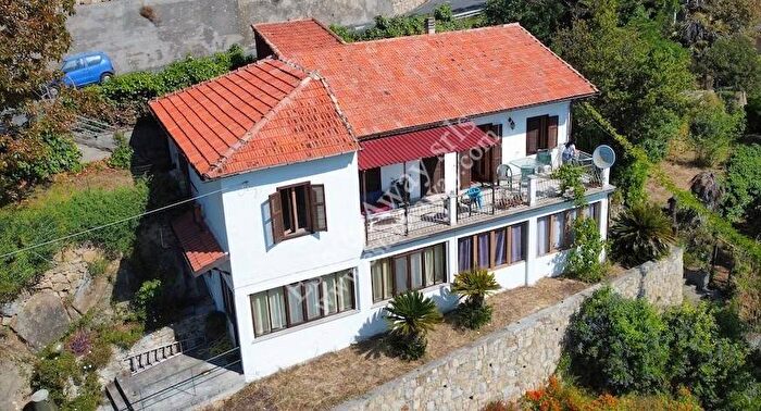 Casa con 6 locali in vendita in Viale Europa, Centro, Vallebona