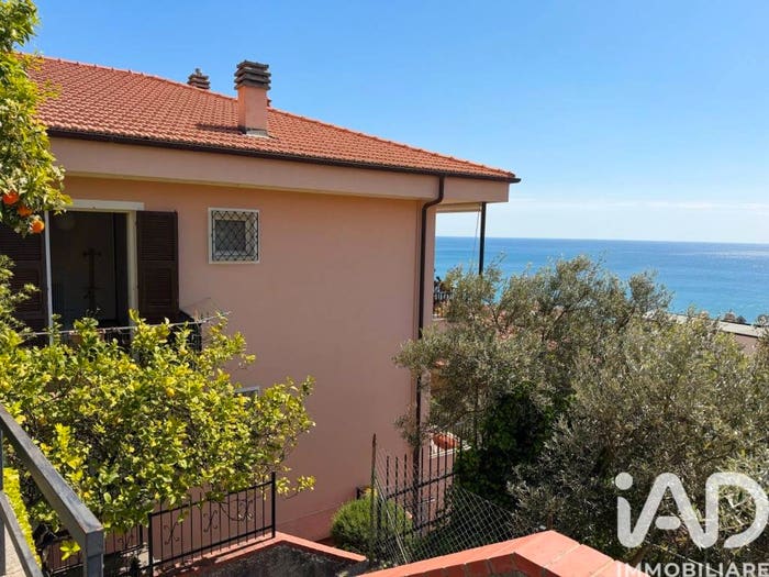 Appartamento quadrilocale in vendita in Via dei Forti di Legnino II, Centro, Finale Ligure
