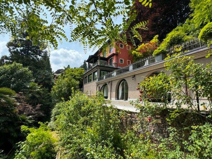 Casa con 6 locali in vendita in Via Meina, Meina