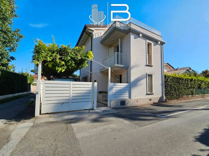 Casa con 6 locali in vendita in Via Piave, Centro, Forte dei Marmi