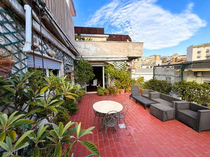 Appartamento con 6 locali in vendita in via FILIPPO CIFARIELLO, Vomero, Napoli