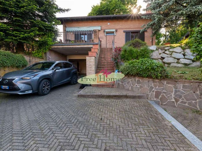 Casa con 6 locali in vendita in Centro, Azzate