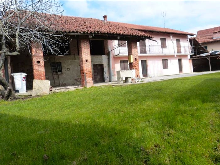 Casa con 6 locali in vendita in Vicolo Camillo Benso di Cavour, Centro, Salmour