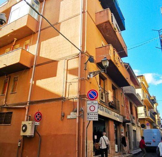 Casa con 6 locali in vendita in Via Castrenze Di Bella, Montelepre