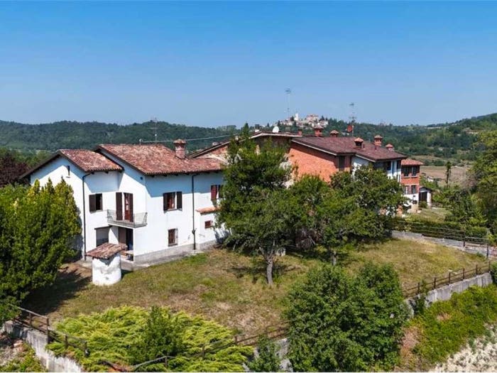 Casa con 6 locali in vendita in Sale delle Langhe