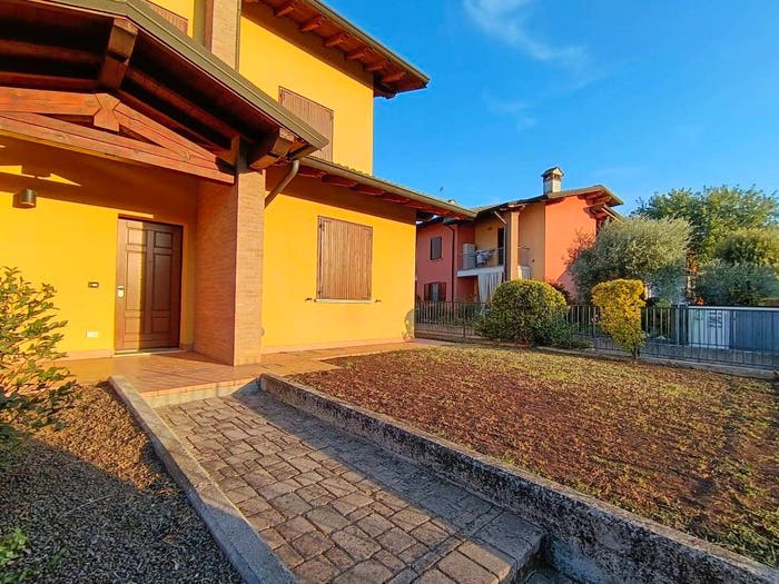 Casa quadrilocale in vendita in Via Emilio Salgari, Manerbio