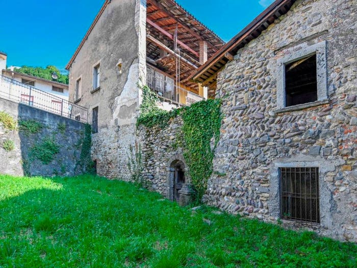 Casa con 6 locali in vendita in Centro, Vertova