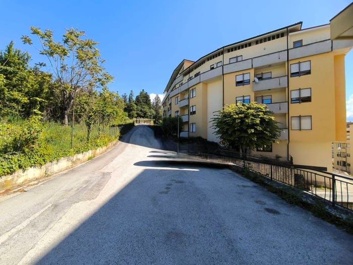 Appartamento con 6 locali in vendita in Via Montereale, Duomo Fontana Luminosa, L'Aquila