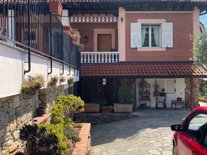 Casa con 6 locali in vendita in Via Sant'Agata, Porto Maurizio, Imperia
