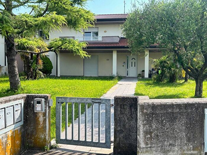 Appartamento trilocale in vendita in Via Asmara, Galleriano, Lestizza
