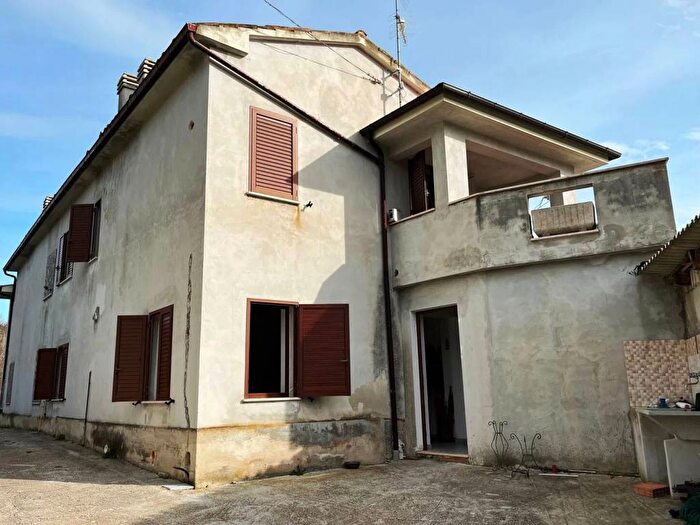 Casa con 6 locali in vendita in Sciusciano SNC, Teramo