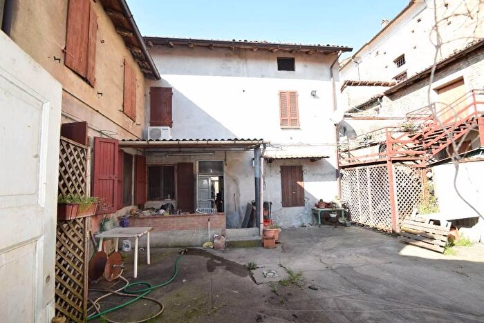 Casa con 8 locali in vendita in Cortemaggiore