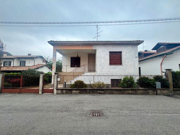 Casa trilocale in vendita in Via Lombardia, Centro, San Genesio ed Uniti