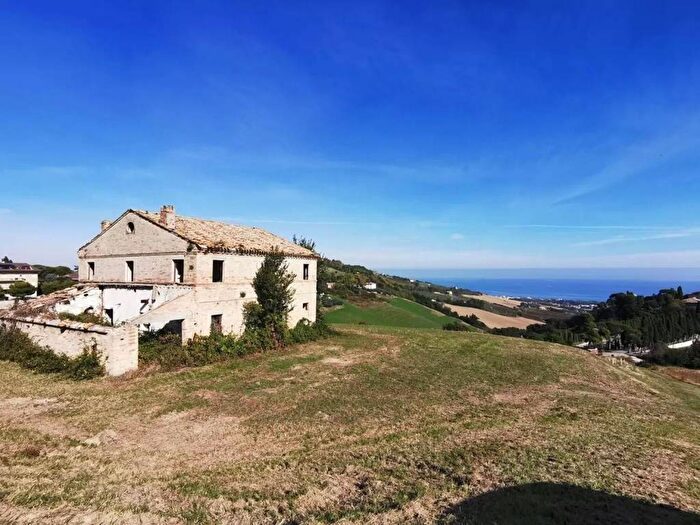 Casa con 6 locali in vendita in Contrada Valloscura Di Capodarco, Fermo