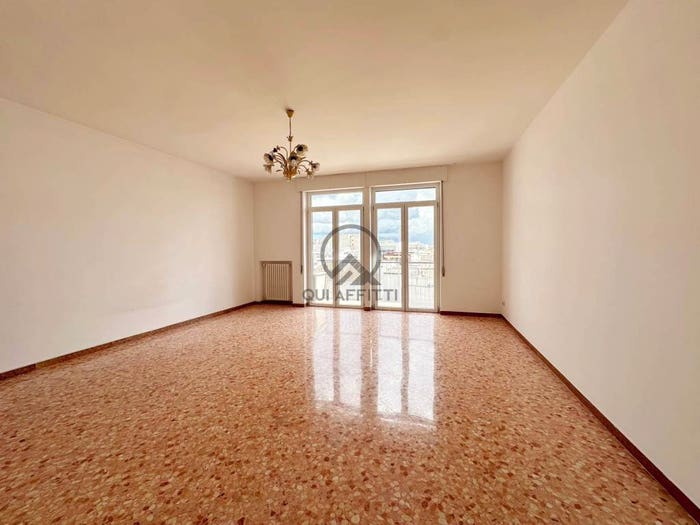 Appartamento con 5 locali in vendita in Via Niccolò Tommaseo, Ospedale, Andria