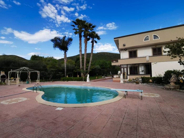 Casa con 6 locali in vendita in Via Madonna degli Angeli, Bellona