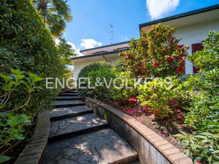 Casa con 6 locali in vendita in Via Papa Innocenzo XI, Centro, Fino Mornasco