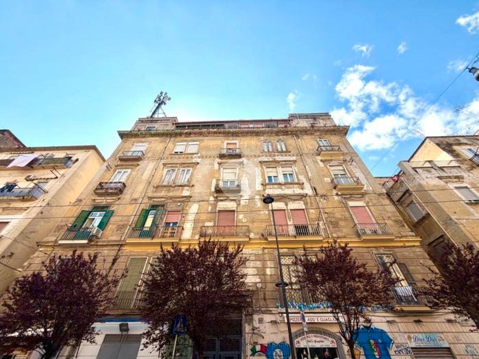 Appartamento quadrilocale in vendita in Via Carbonara, Tribunali, Napoli