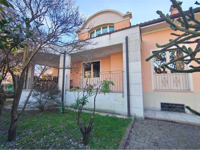 Casa con 6 locali in vendita in Corso Cairoli, Intra, Verbania