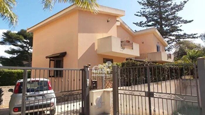 Casa con 9 locali in vendita in Marsala