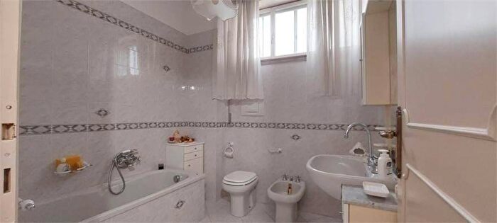 Appartamento con 5 locali in vendita in Via Bezzecca, Darsena Ex Campo di Aviazione, Viareggio