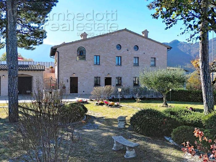 Casa con 6 locali in vendita in Cagli