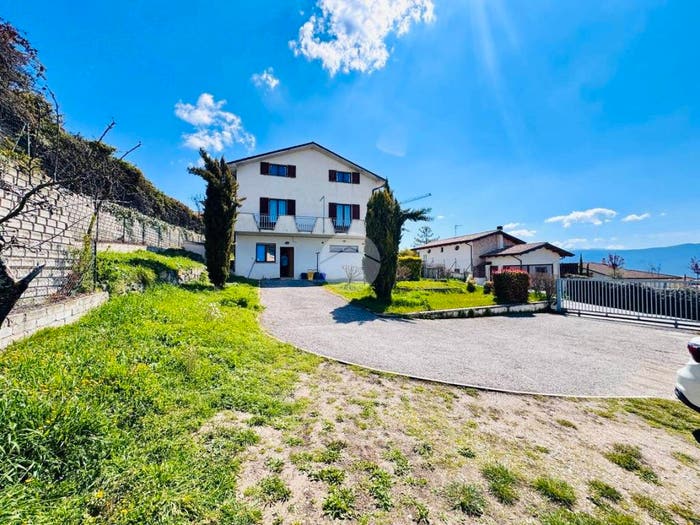 Appartamento trilocale in vendita in Appartamento mansardato via caduti di via fani, Poggio Picenze