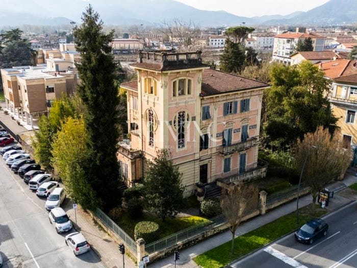 Appartamento con 6 locali in vendita in Viale Giuseppe Giusti, San Concordio, Lucca