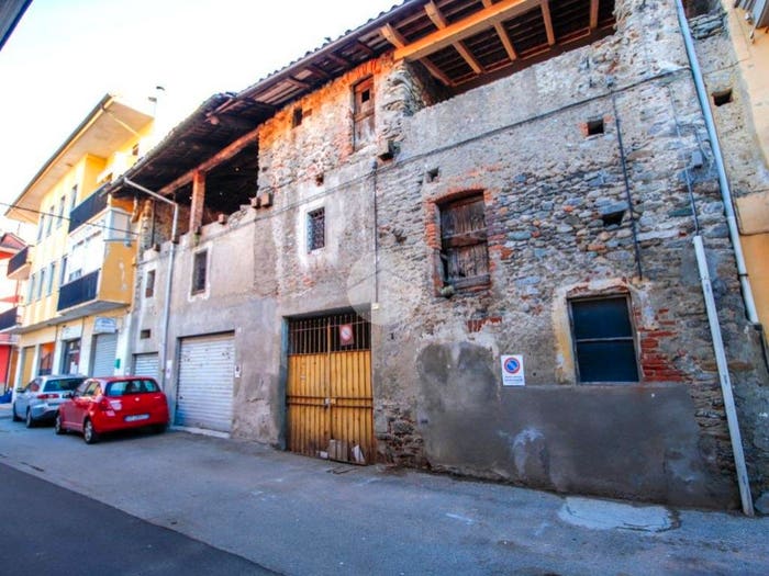 Casa con 6 locali in vendita in Via Roma, Salassa