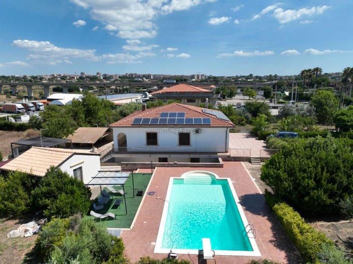 Casa quadrilocale in vendita in Strada Comunale Quartarella Serraucelli, Serrauccelli, Modica