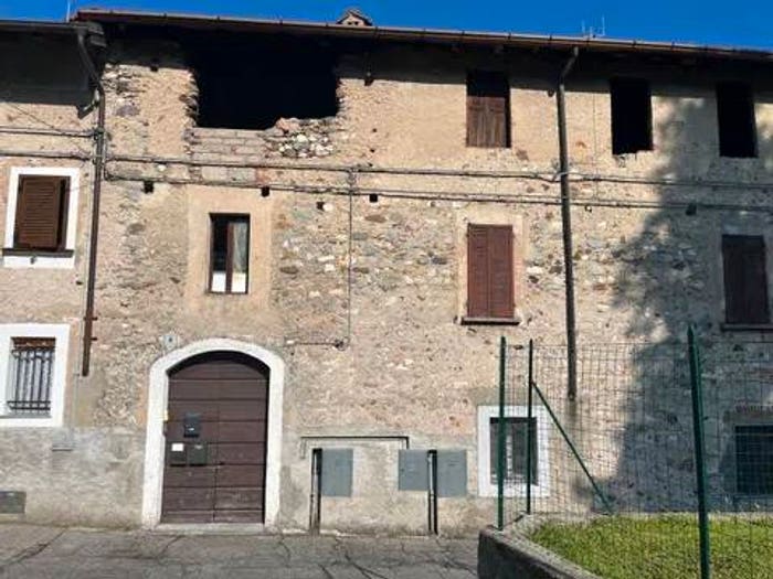 Casa quadrilocale in vendita in Contrada Del Gallo, Centro, Porto Valtravaglia