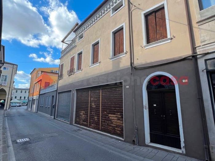 Casa con 6 locali in vendita in VIA CAVOUR SNC, Centro, Lendinara