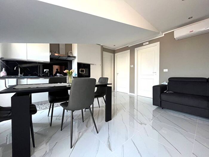 Appartamento trilocale in vendita in Viale Crotone, Catanzaro Lido, Catanzaro