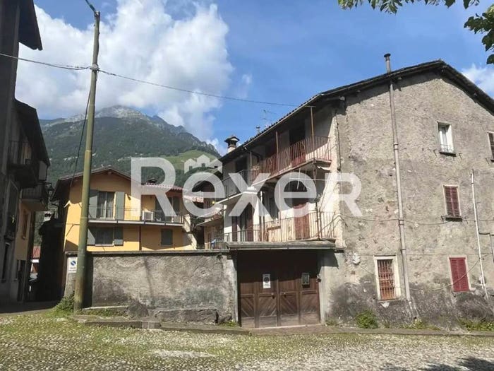 Casa con 6 locali in vendita in Largo Mario Guerino Donda, Centro, Ardesio